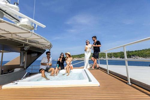 Vanora Liveaboard Jacuzzi